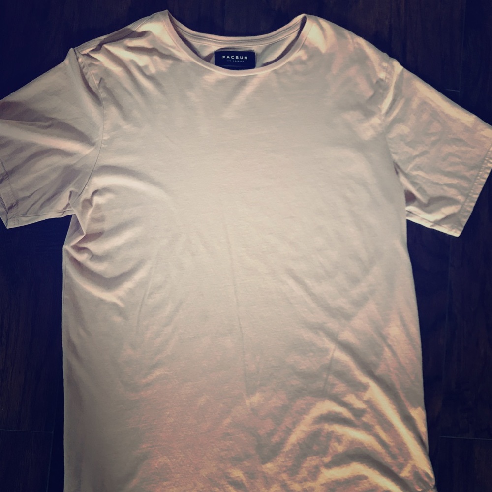 Men’s Pacsun scallop Tee.